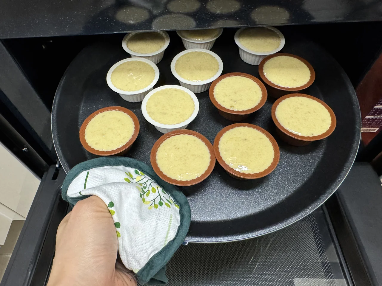 머핀틀에 반죽을 부어 굽기 전 – 다이소 머핀틀 사용