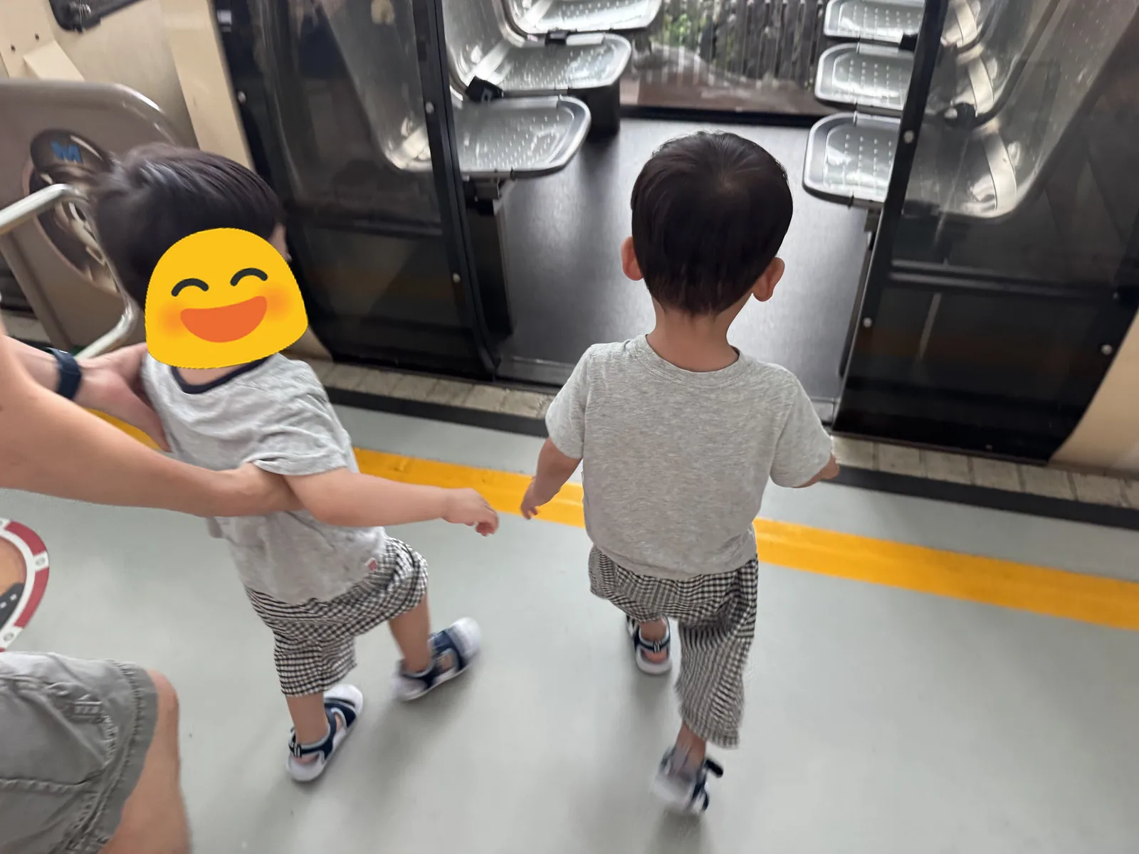 기차에 오르는 쌍둥이