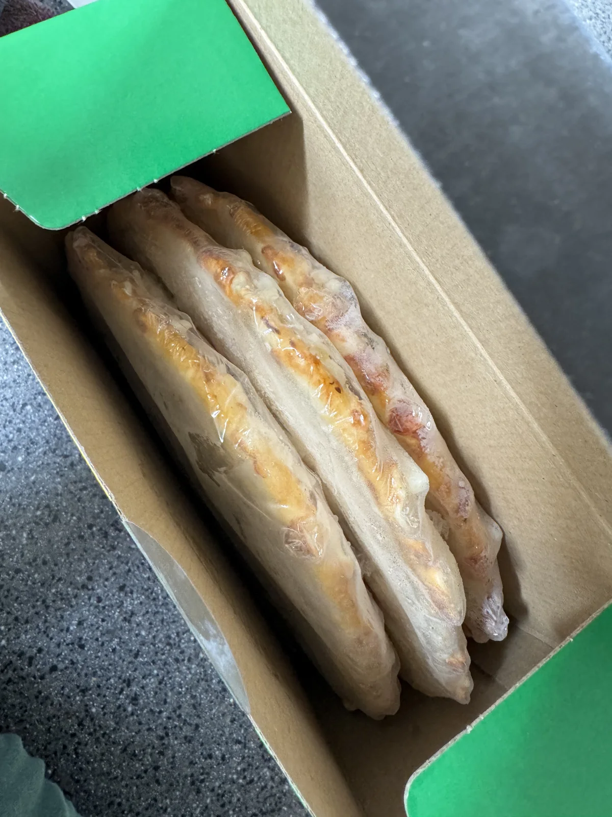 애슐리 크런치즈엣지 피자 박스 개봉 – 두툼한 엣지의 냉동 피자