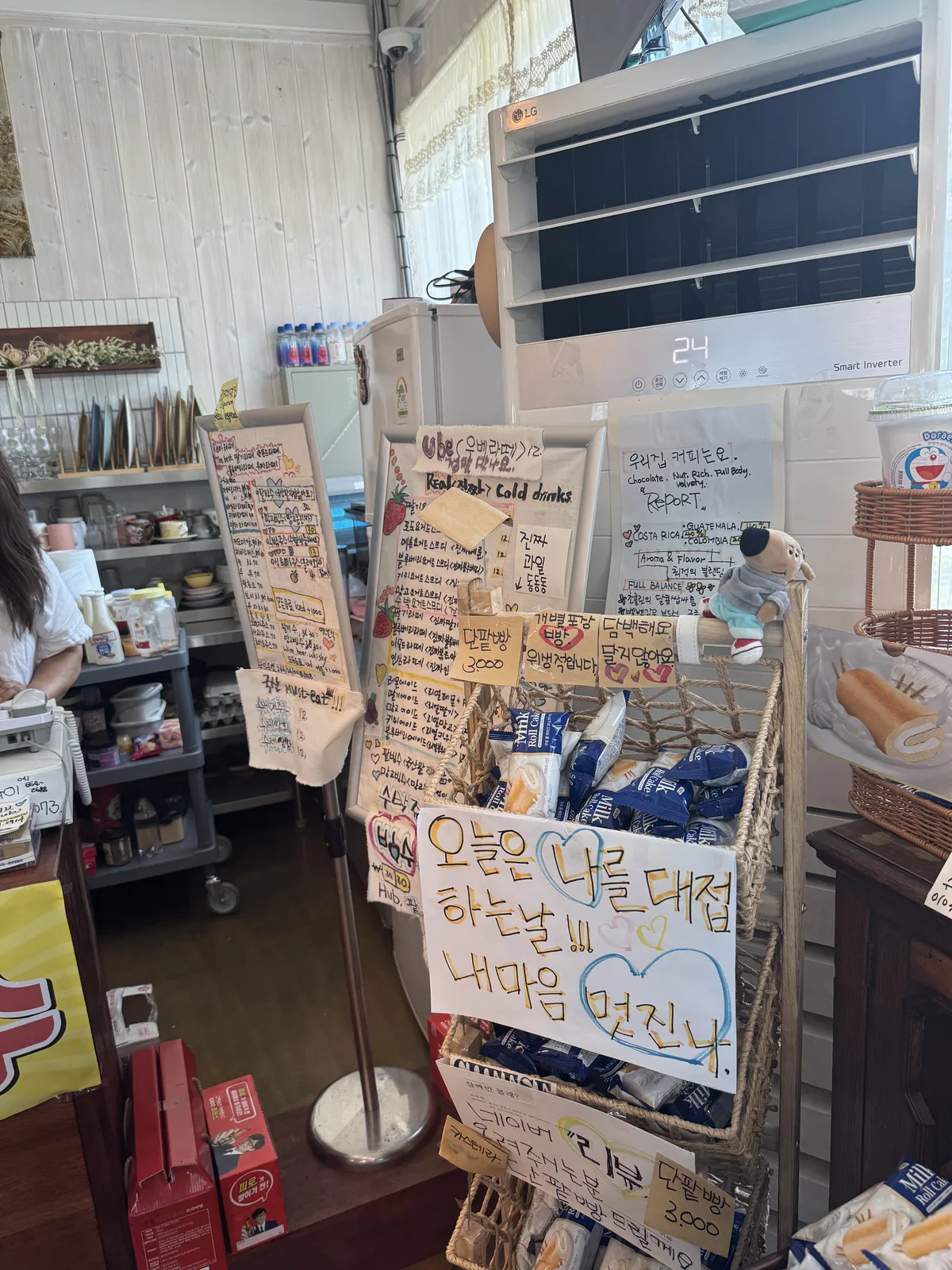 빵 진열대와 이벤트 메뉴판