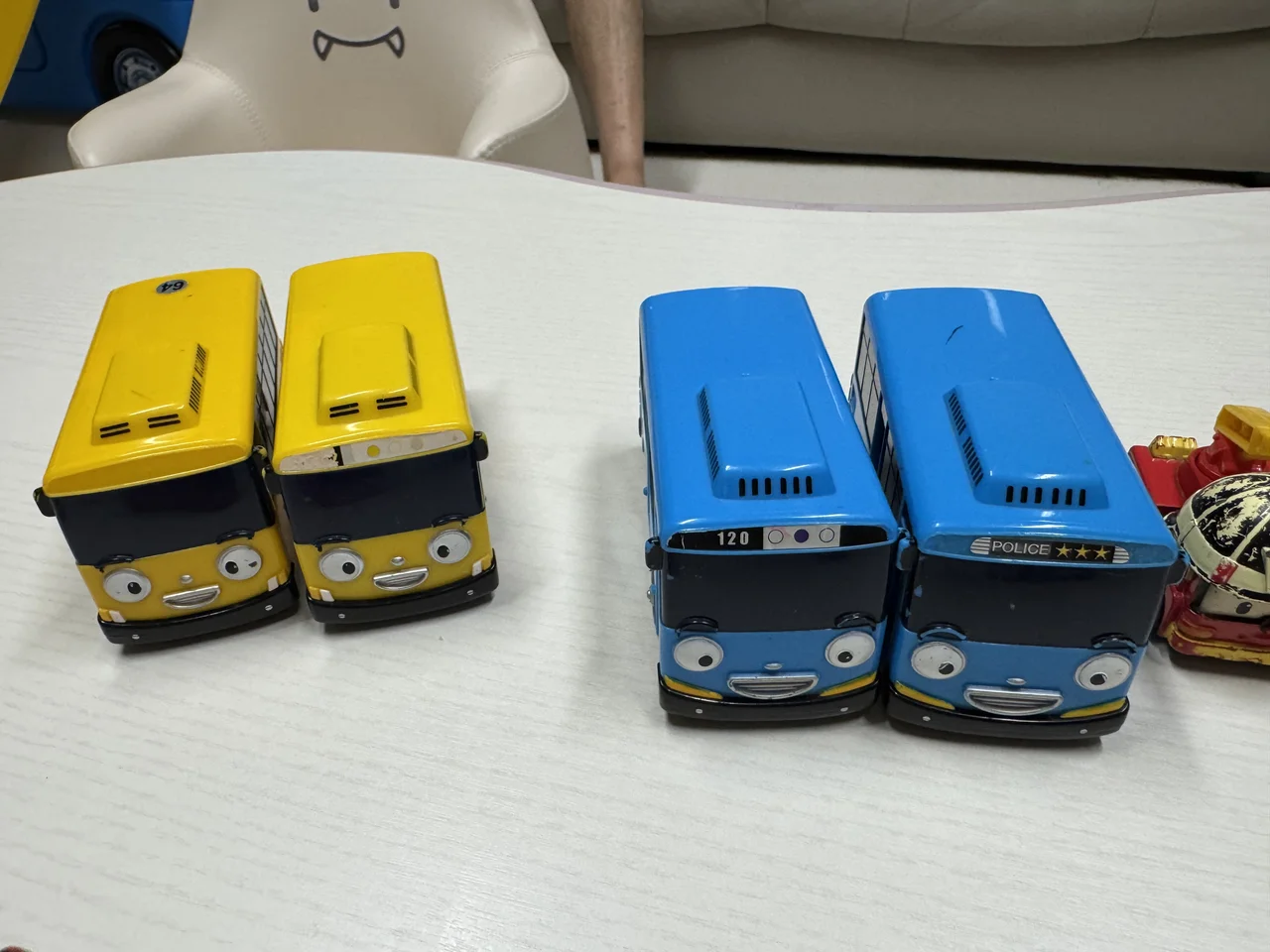 노란 버스는 노란 버스끼리, 파란 버스는 파란 버스끼리
