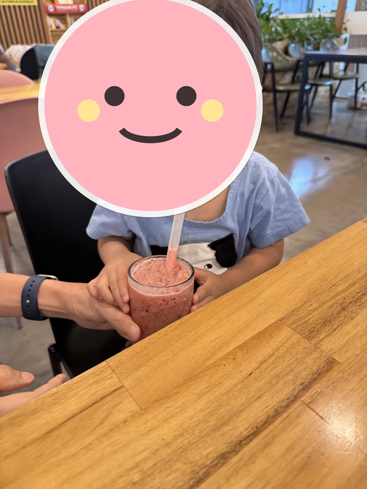 수박주스를 마시는 아이