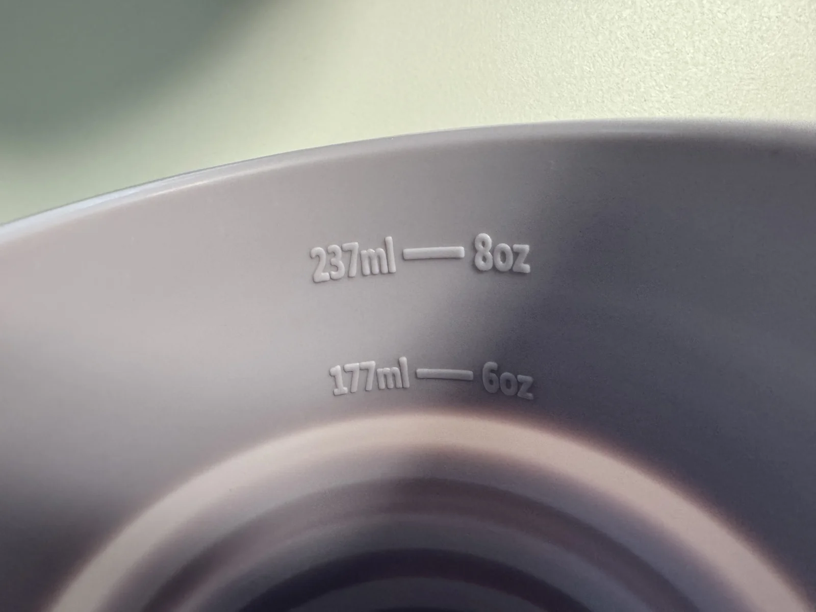 바닥에 새겨진 용량 표시 – 237ml(8oz), 177ml(6oz)