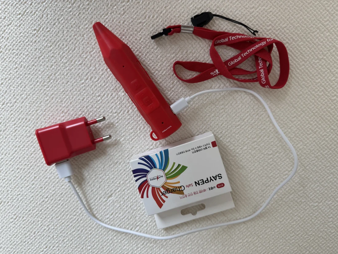 레인온펜 전용 충전기(Safe Charger)와 목걸이 스트랩 구성