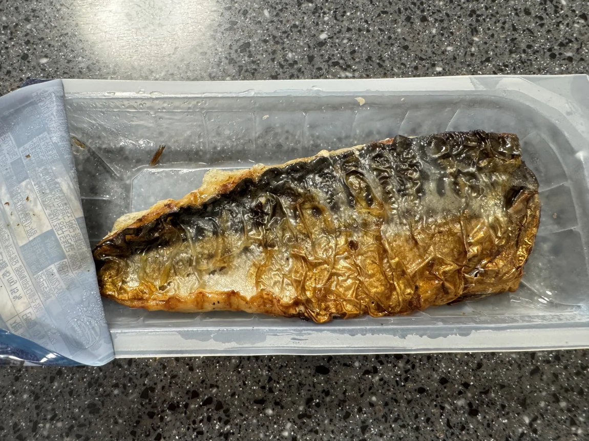 전자레인지로 데운 고등어구이 – 노릇하게 구워진 껍질