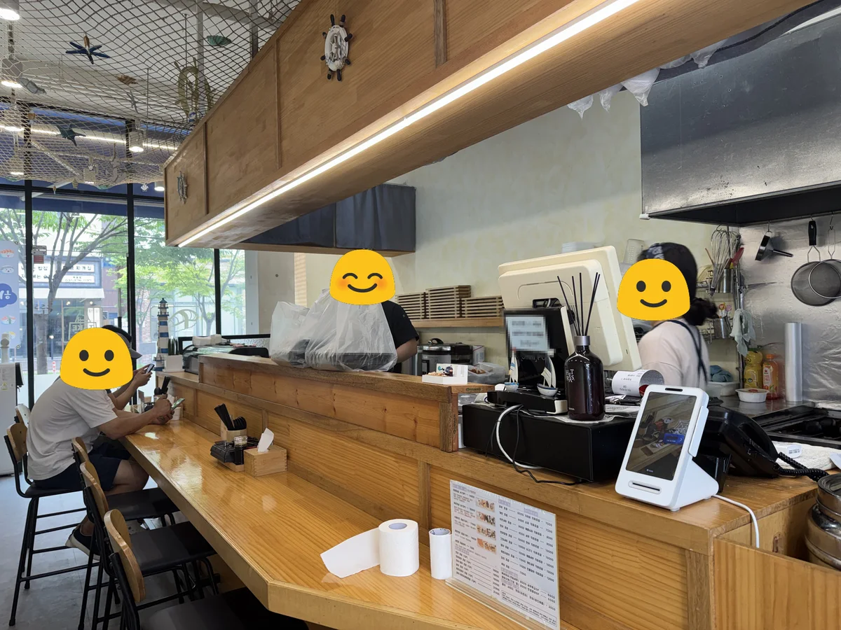 하온초밥 오픈 주방과 바 카운터석