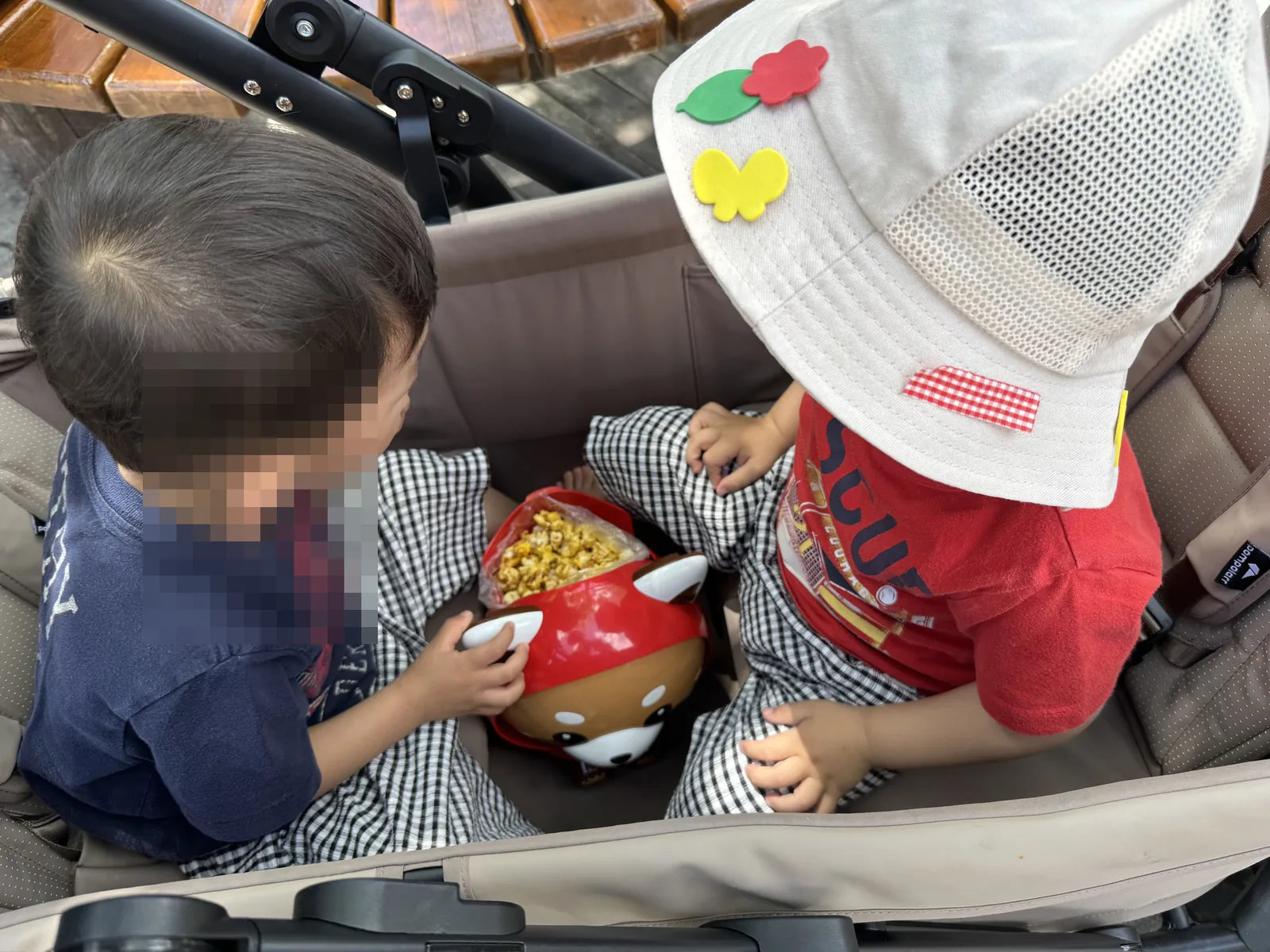 웨건 안에서 간식 타임 – 이때 얼룩이 생긴다
