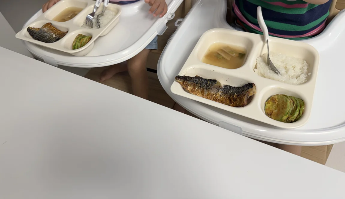 고등어만 찾으며 잘 먹는 쌍둥이