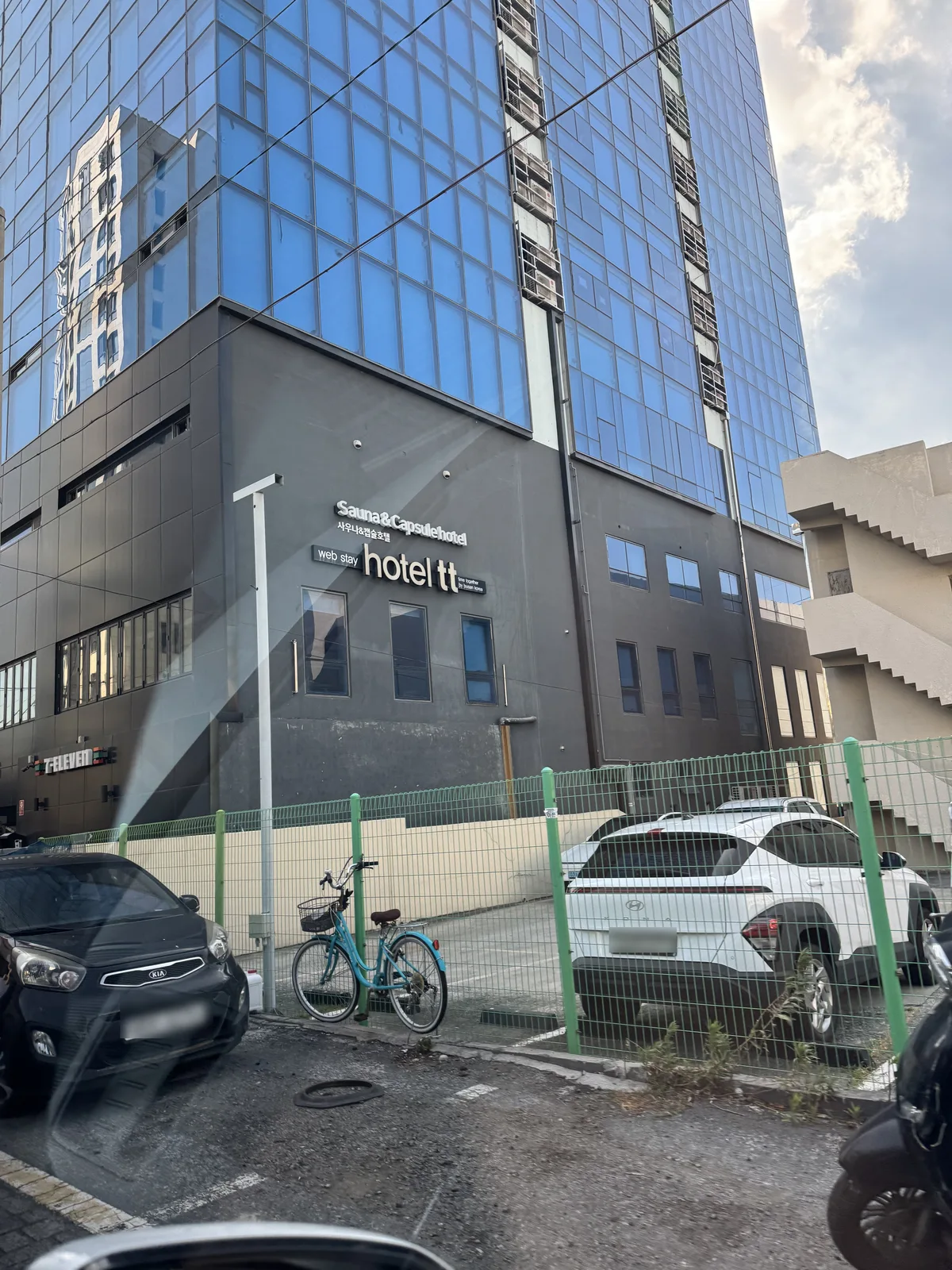 호텔티티 구포 건물 외관 — 1층 세븐일레븐과 hotel tt 간판