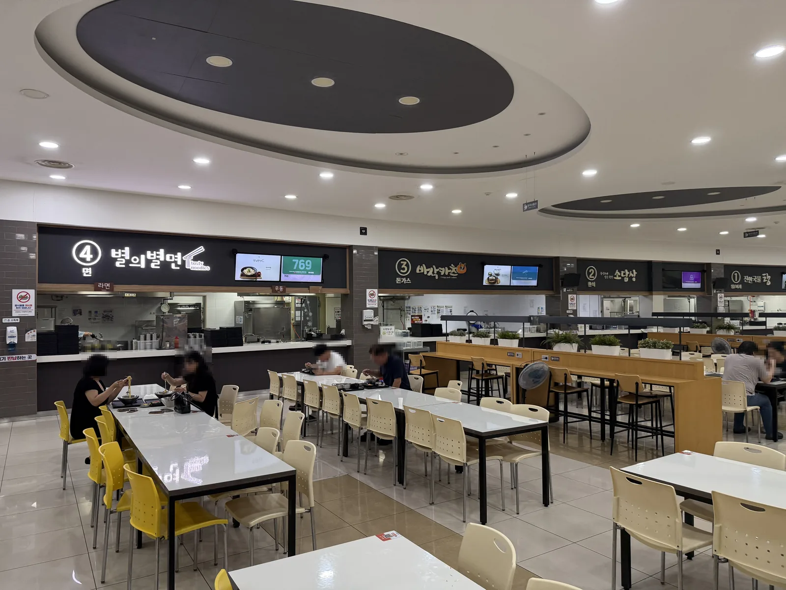 청도새마을휴게소 푸드코트 전경 — 진한국물탕·소담상·바삭카츠·별의별면 코너