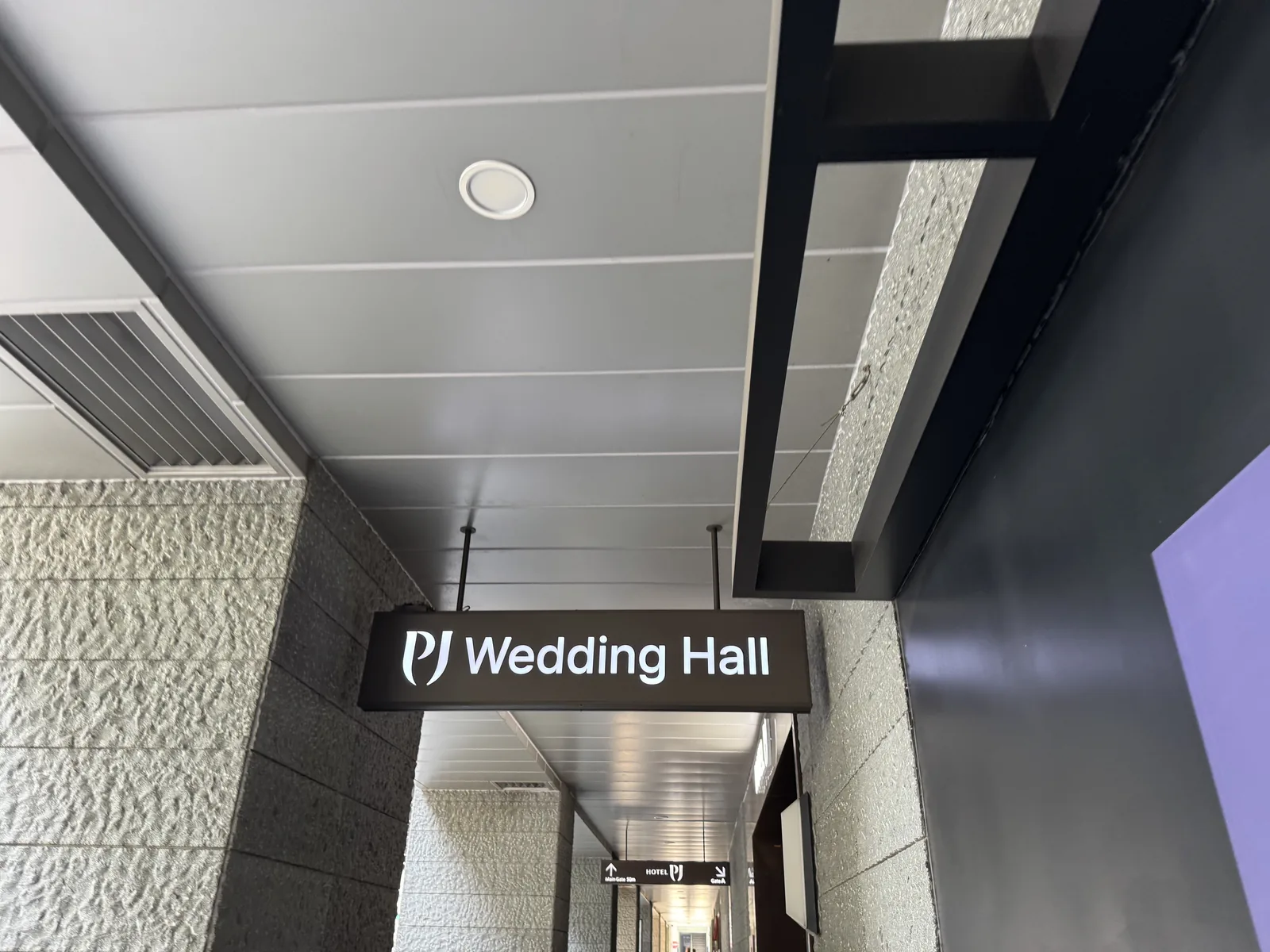 복도에 걸린 PJ Wedding Hall 간판