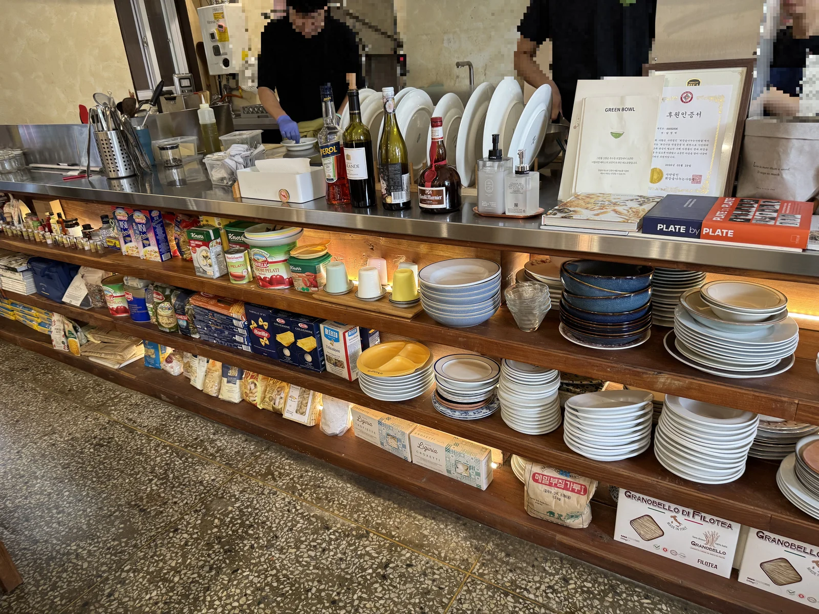 주방 옆 재료·그릇 선반