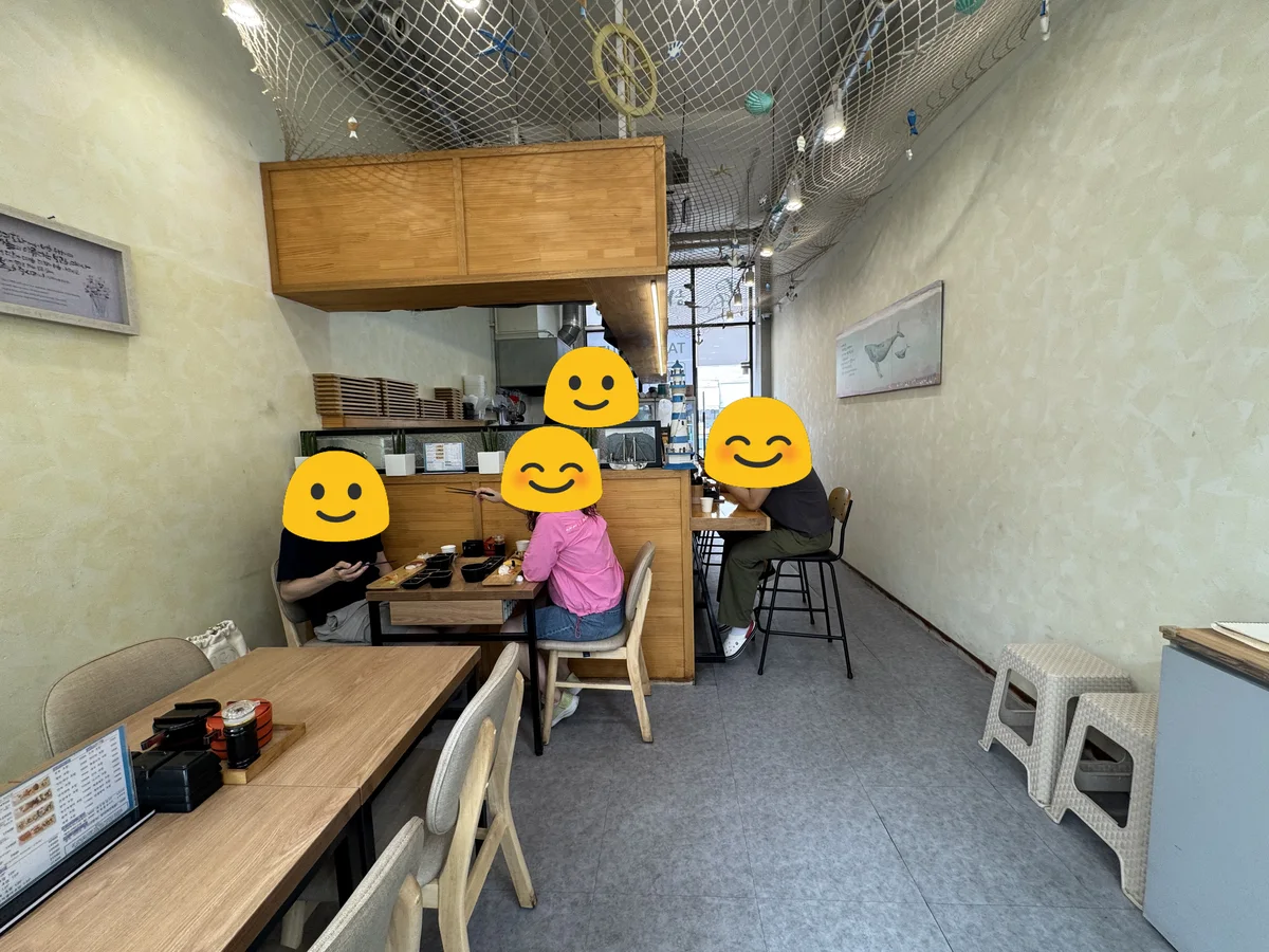 하온초밥 매장 내부 분위기 – 그물 천장 장식과 테이블·바 좌석