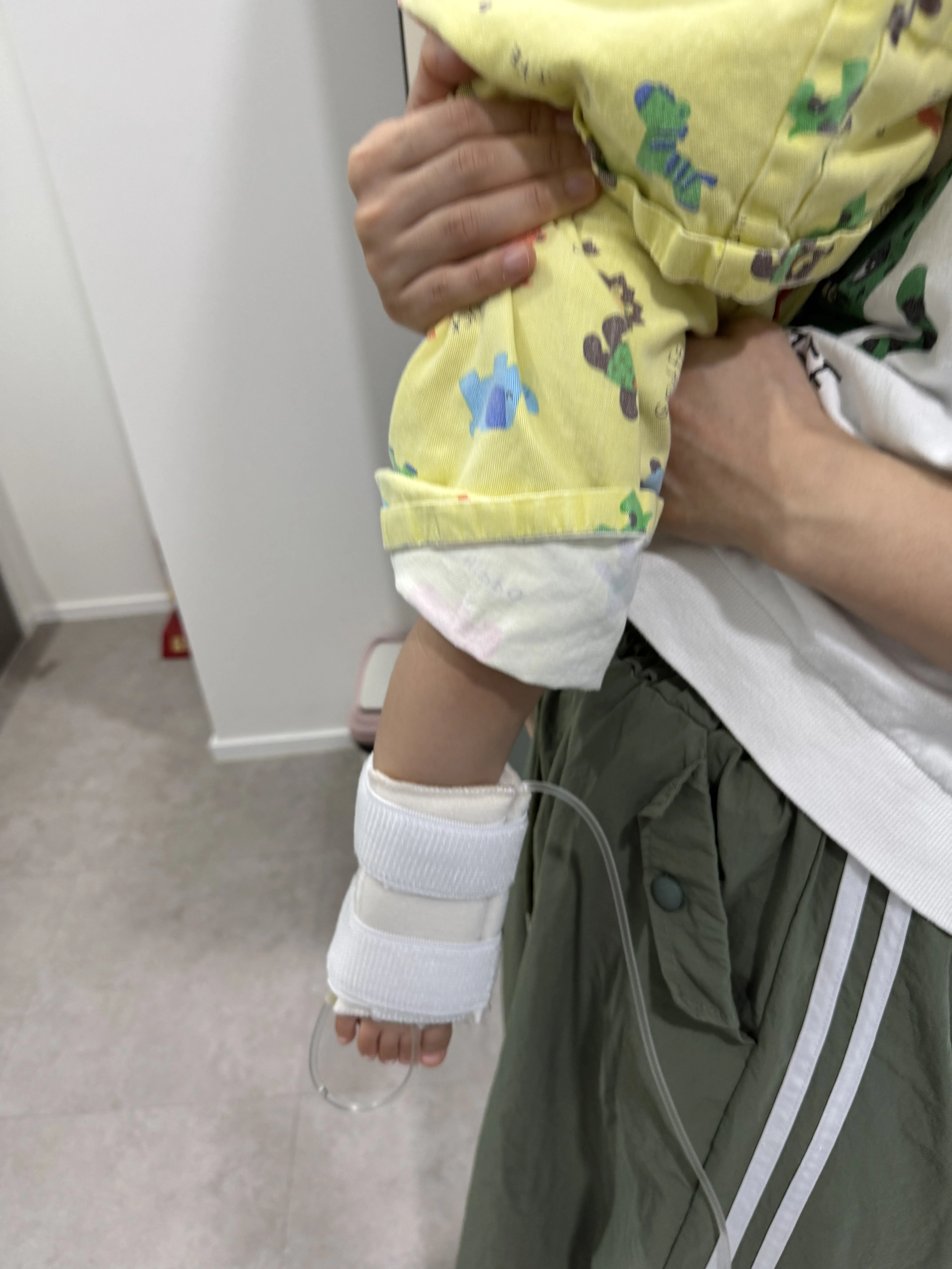 수술 전 링거 맞는 아이 발