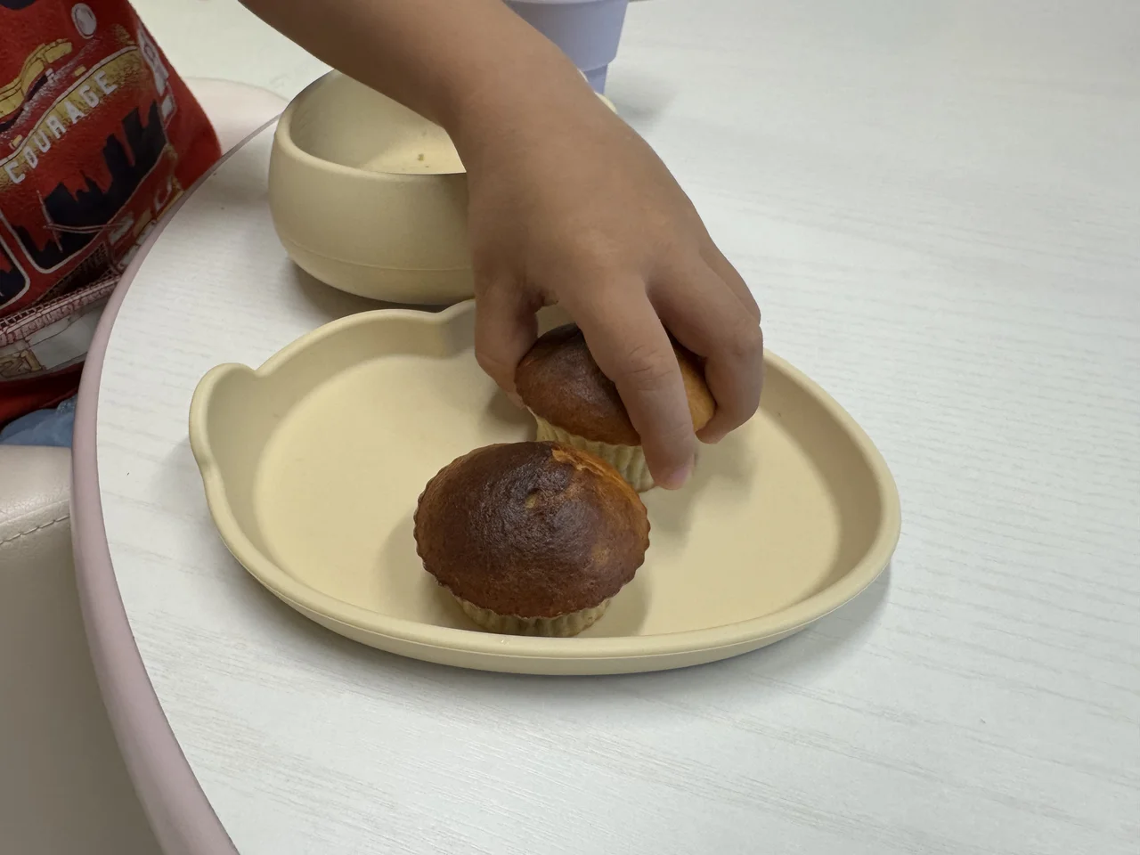 바나나빵을 직접 집어 먹는 아이