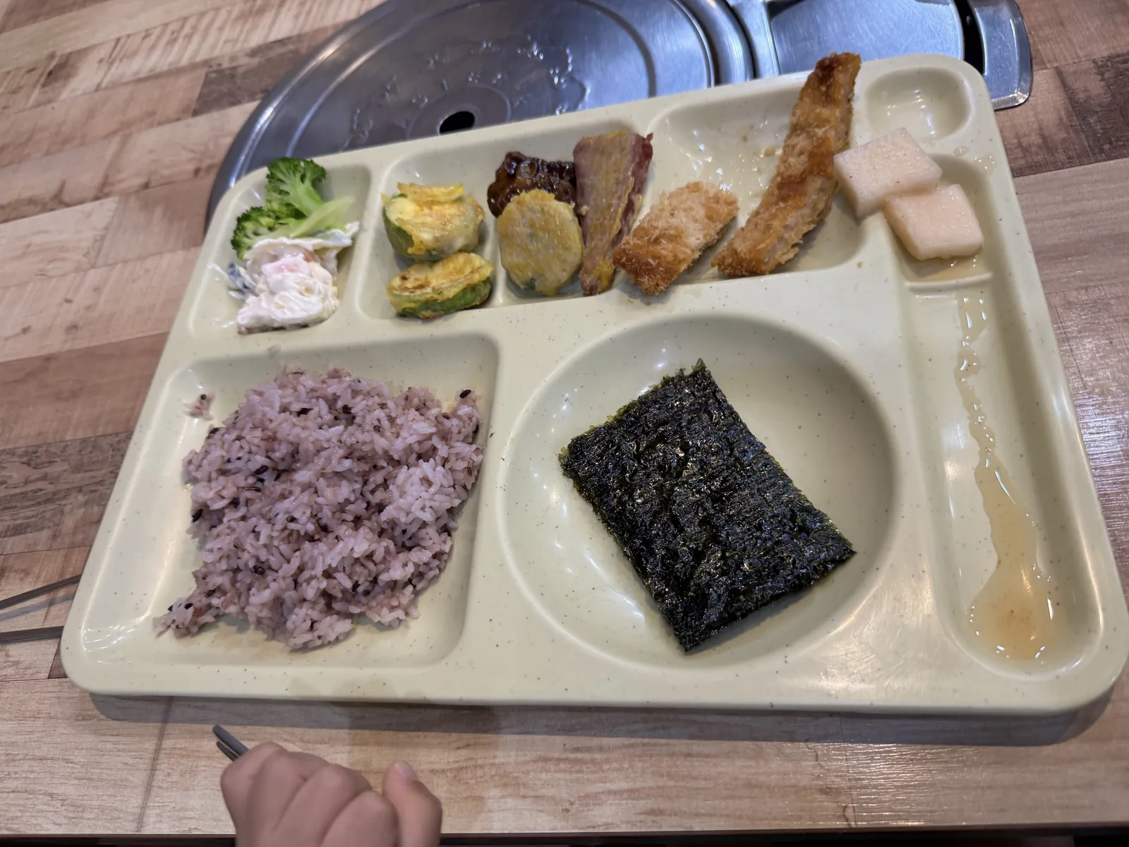 아이 식판 — 애호박전·돈까스·떡갈비·브로콜리·잡곡밥·김