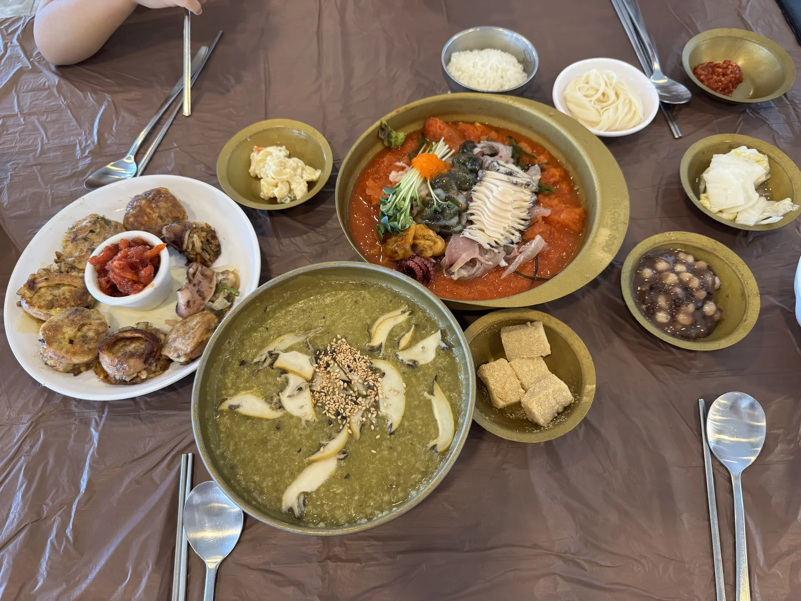 상 위에 차려진 해전물회, 전복죽, 오징어순대