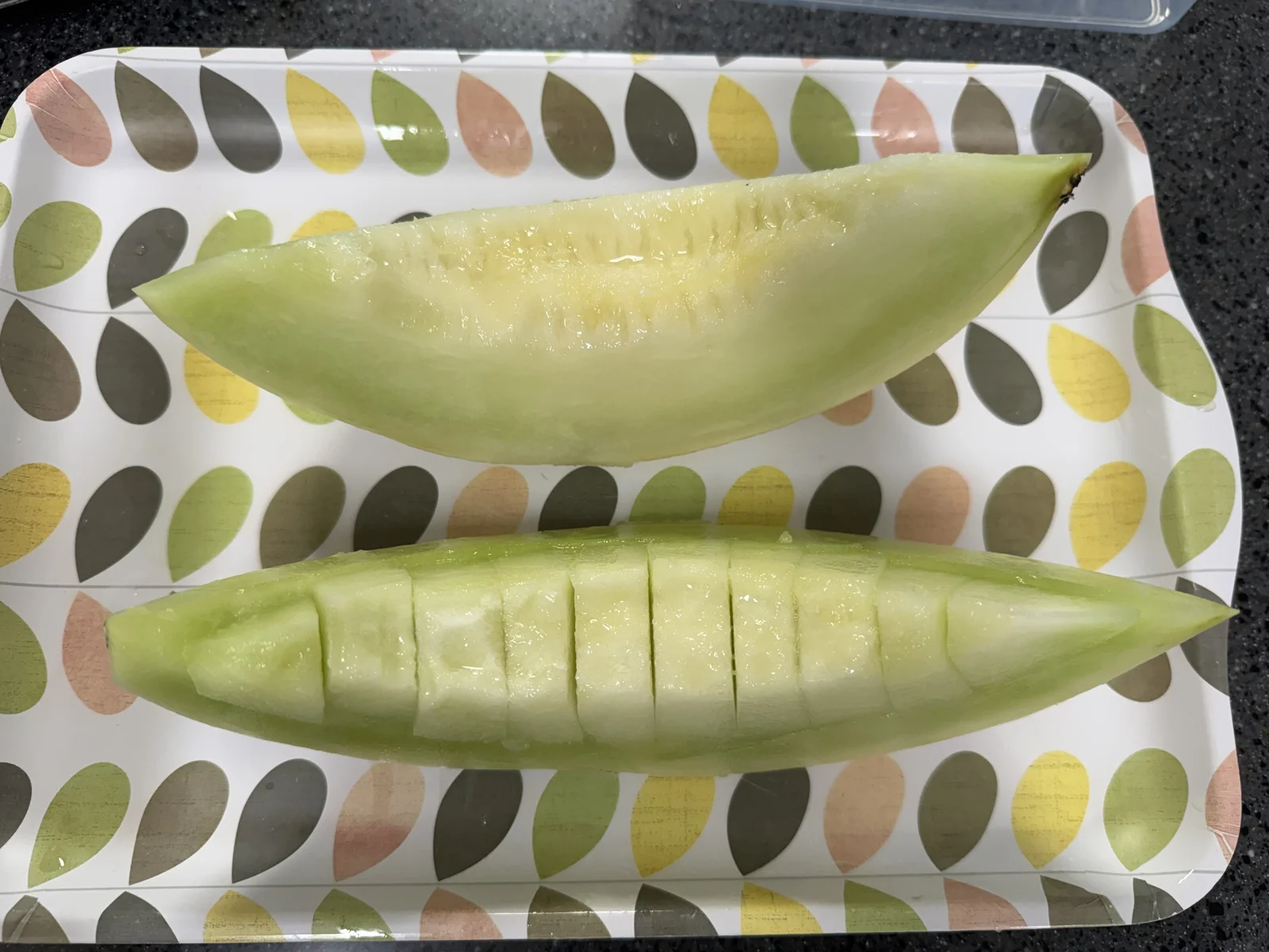 껍질 벗겨 슬라이스한 멜론