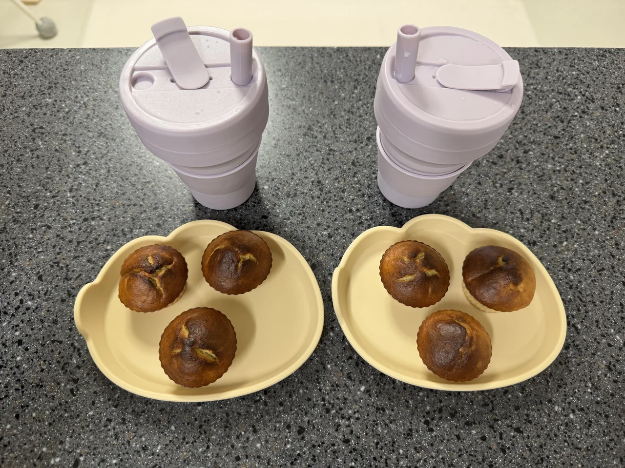 바나나빵과 물컵을 세팅한 쌍둥이 간식 상 – 두 접시