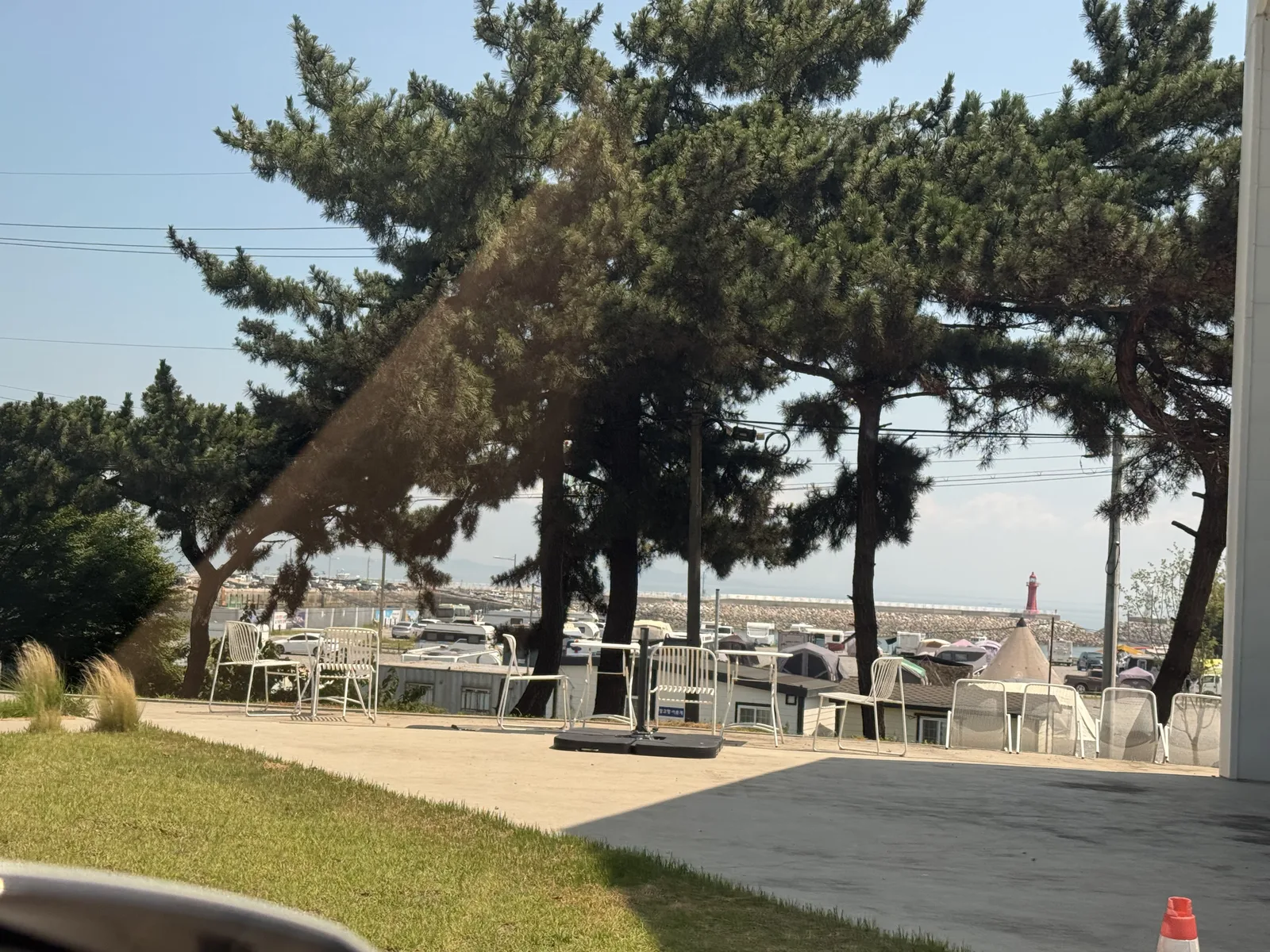 옥상 테라스에서 본 항구 뷰