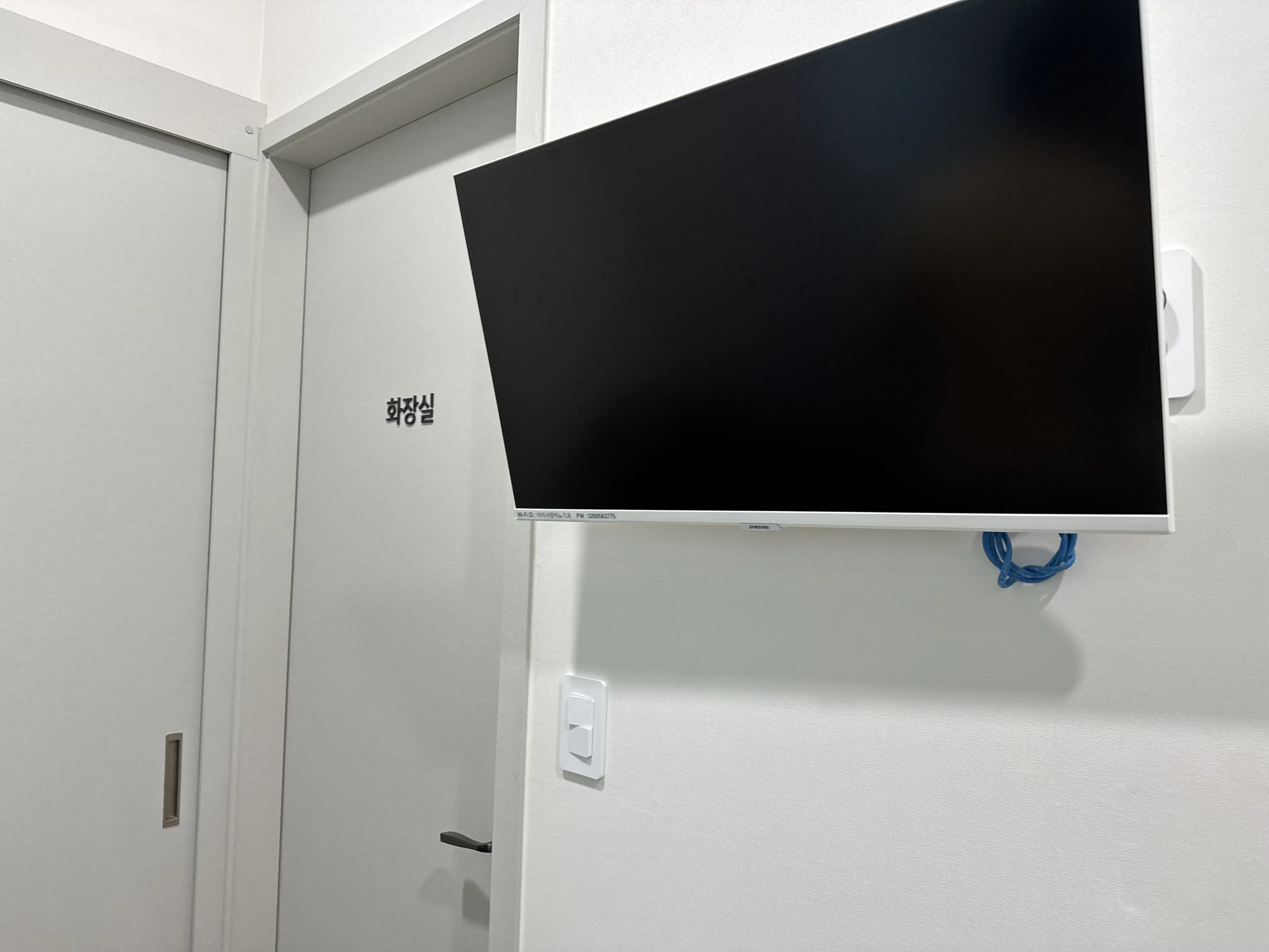 병실 TV와 화장실 입구