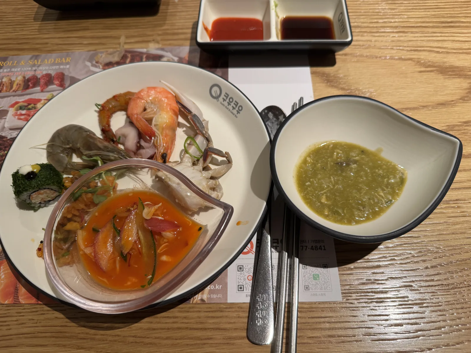 직접 담아온 씨푸드와 물회, 간장게장 접시
