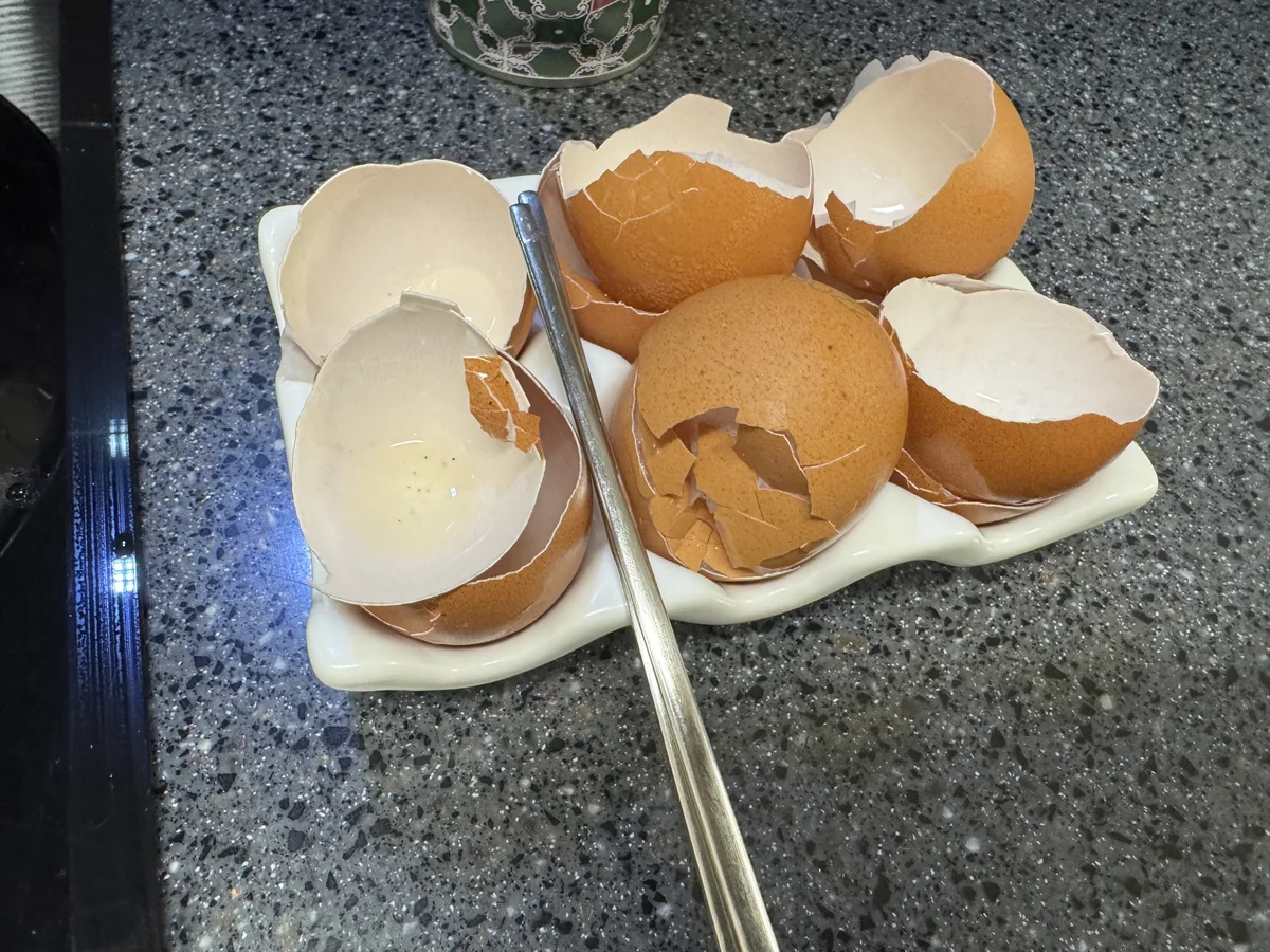 계란 껍질을 담아둔 에그트레이