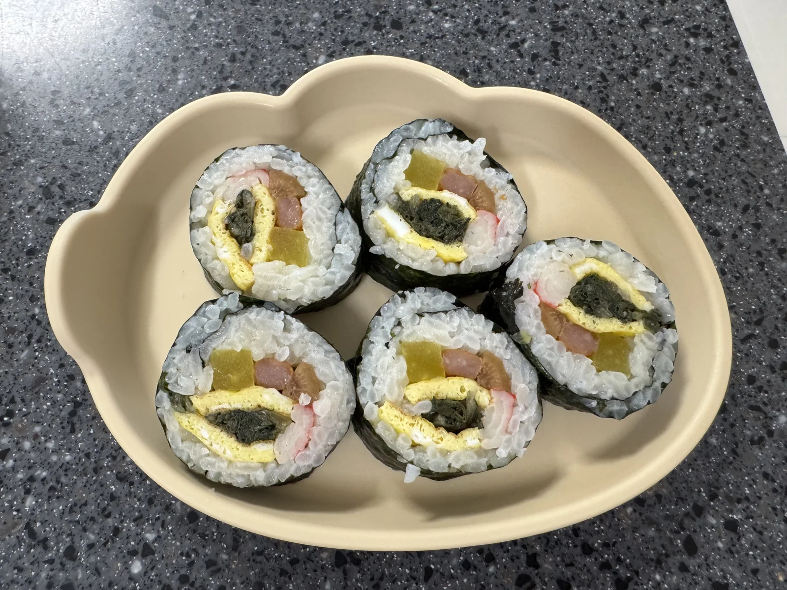완성된 김밥 플레이팅
