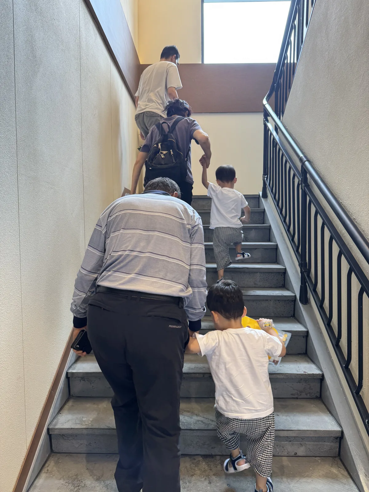 2층 매장으로 올라가는 계단