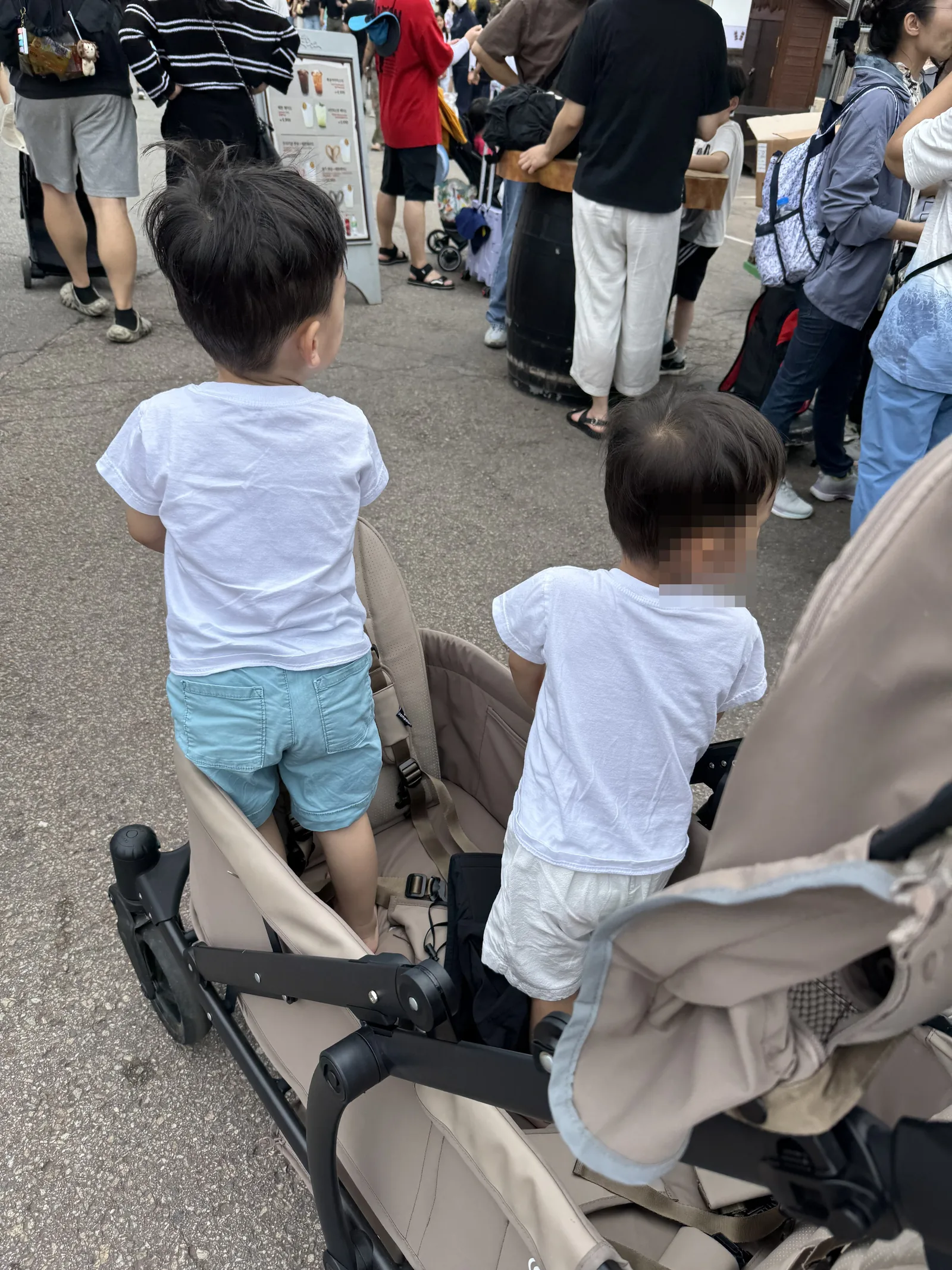 웨건 안에서 둘 다 서서 구경하는 아이들