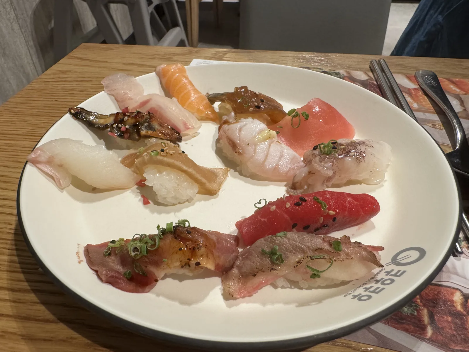 직접 담아온 초밥 한 접시