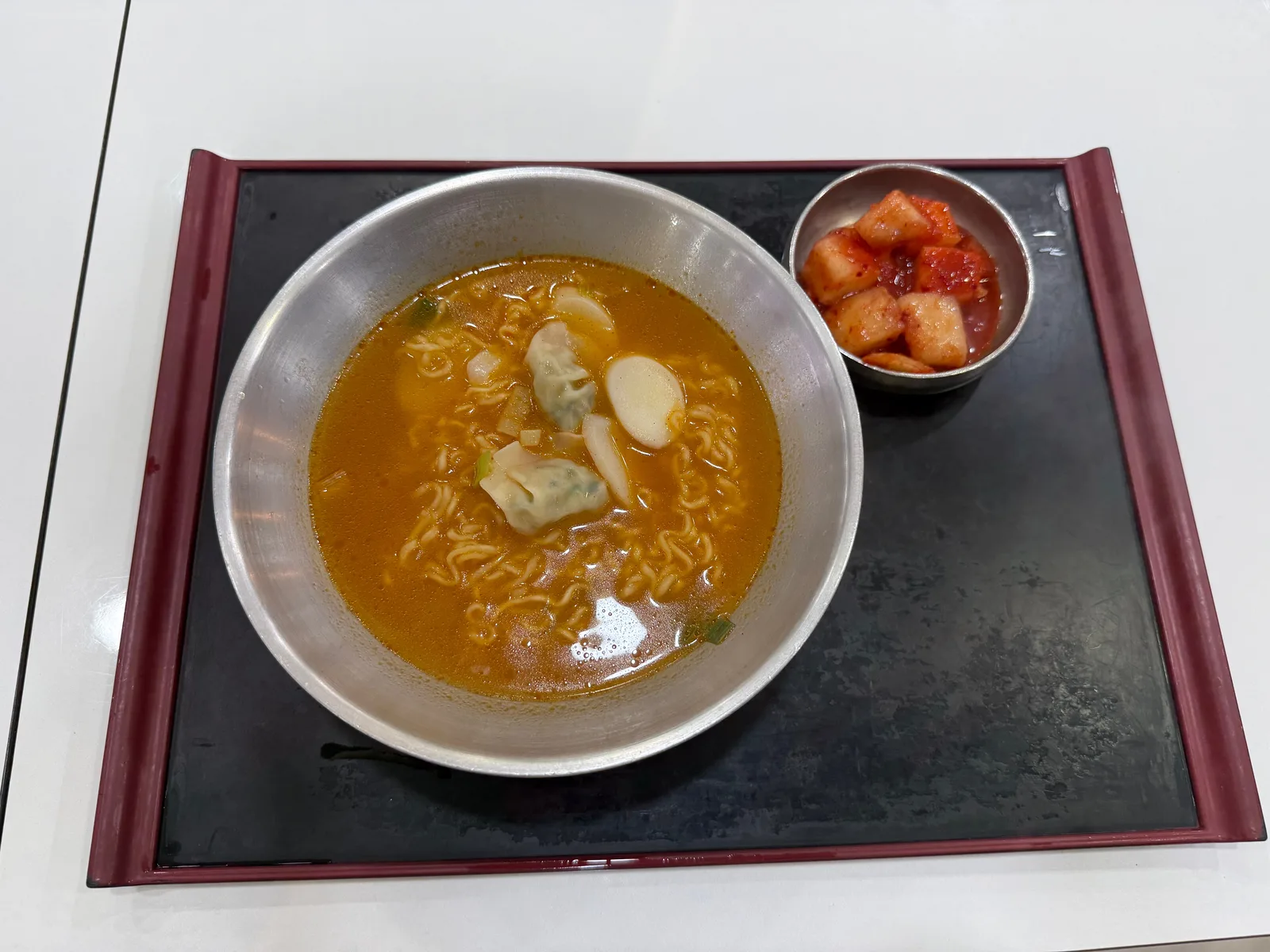 떡만두라면과 깍두기