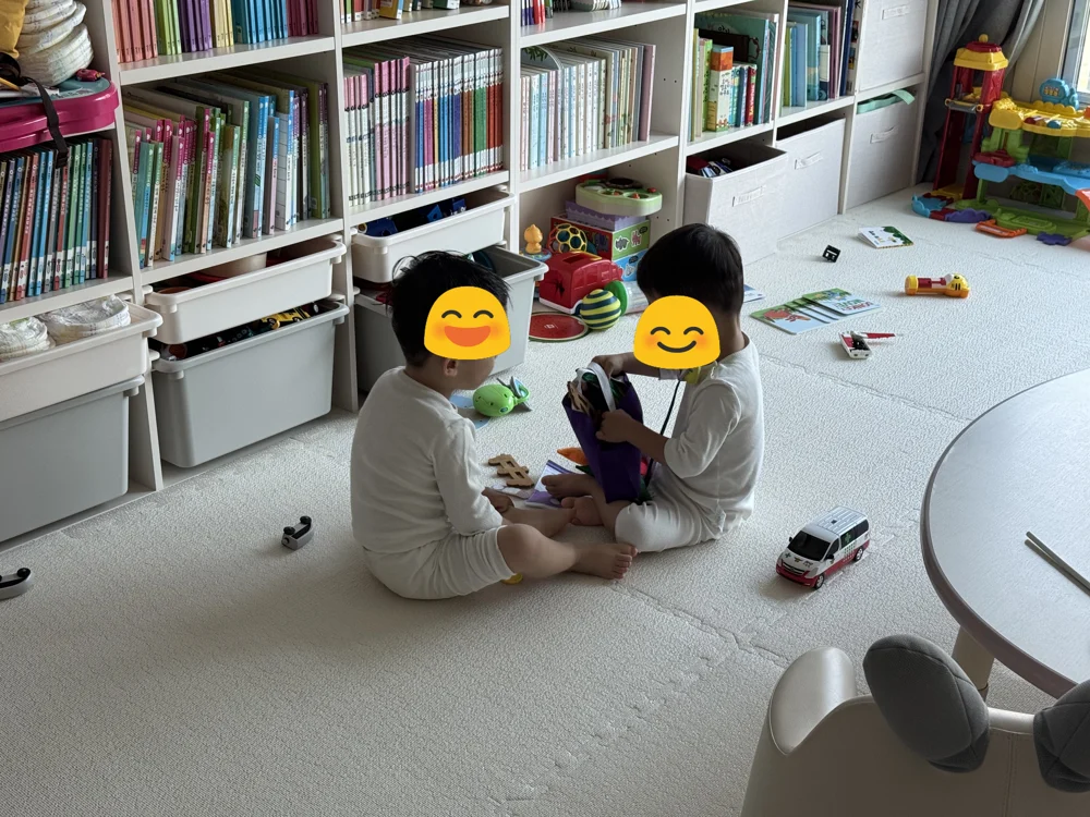 놀이방에서 청진기·구급차 장난감으로 병원놀이 하는 쌍둥이