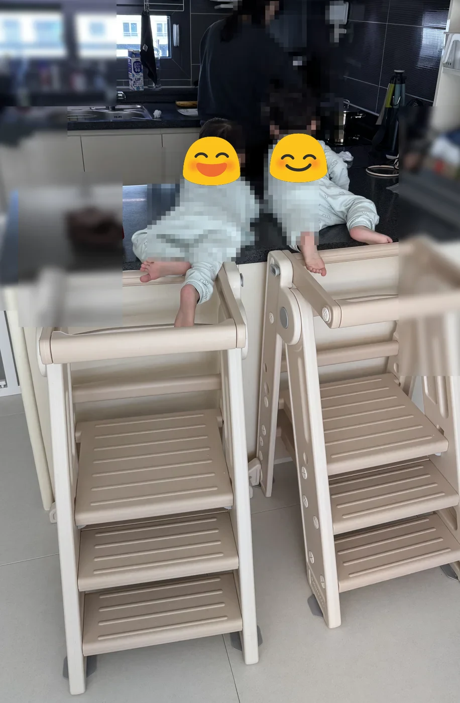 러닝타워를 밟고 주방 아일랜드 식탁 위로 올라간 쌍둥이