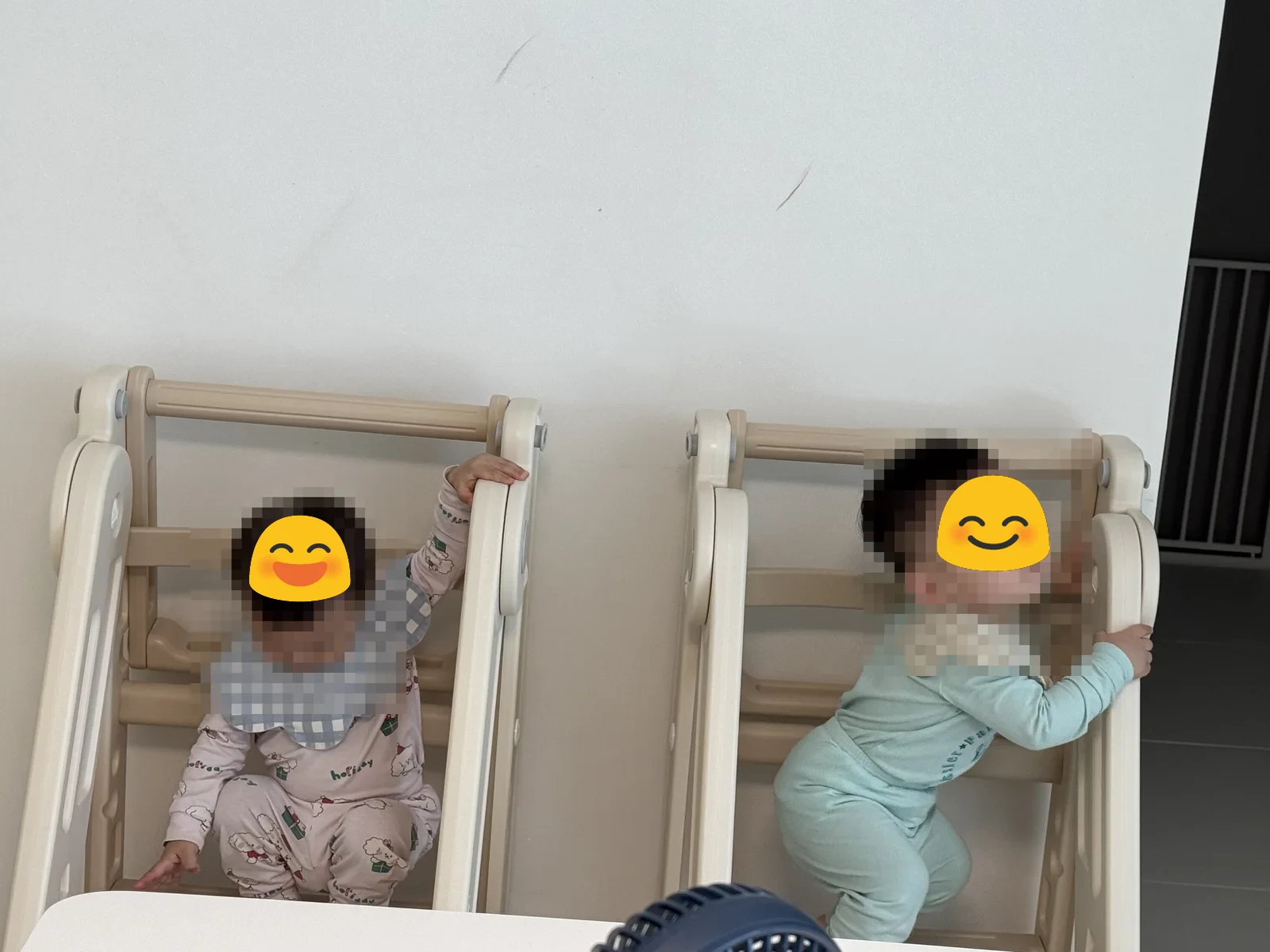 돌 무렵 쌍둥이가 헬로디노 러닝타워에 서 있는 모습